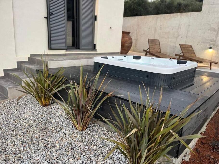 Ek Ornelakis, Luxury Country House With Jacuzzi Chrissi Akti Chania Exterior foto